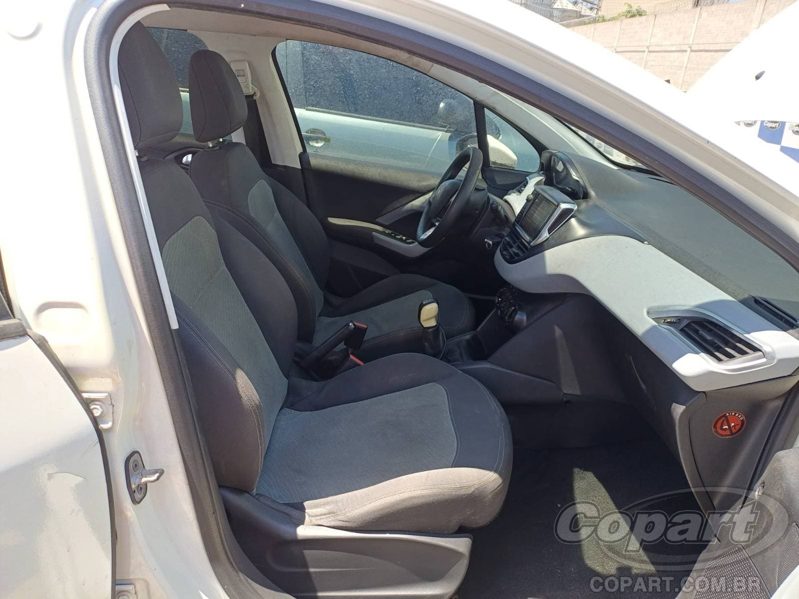 Peugeot 208 2015 — foto 5