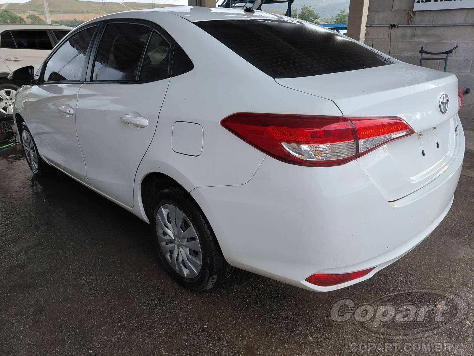 Toyota Yaris Seda 2023 — foto 3