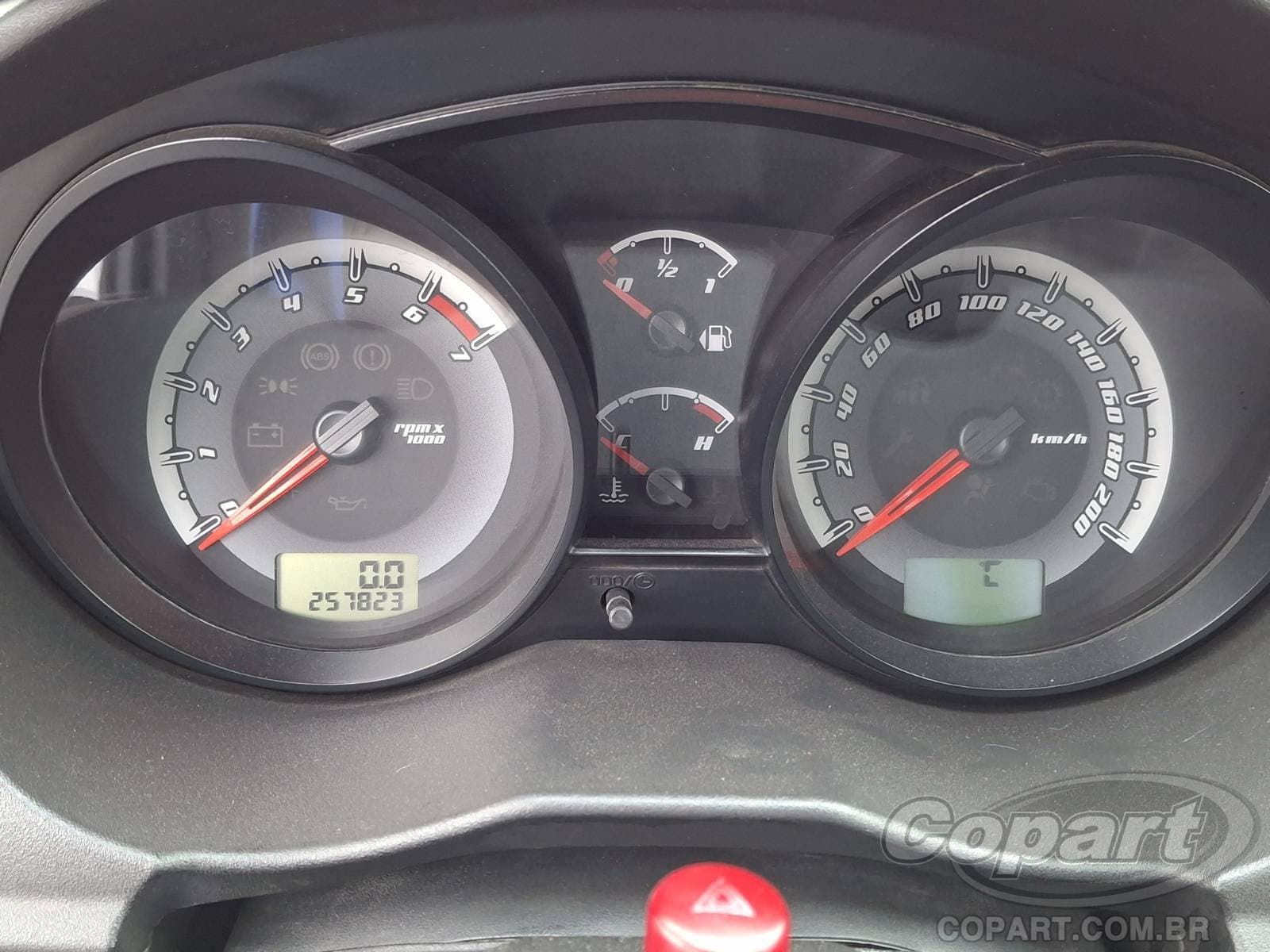 Ford Fiesta Sedan 2014 — foto 8