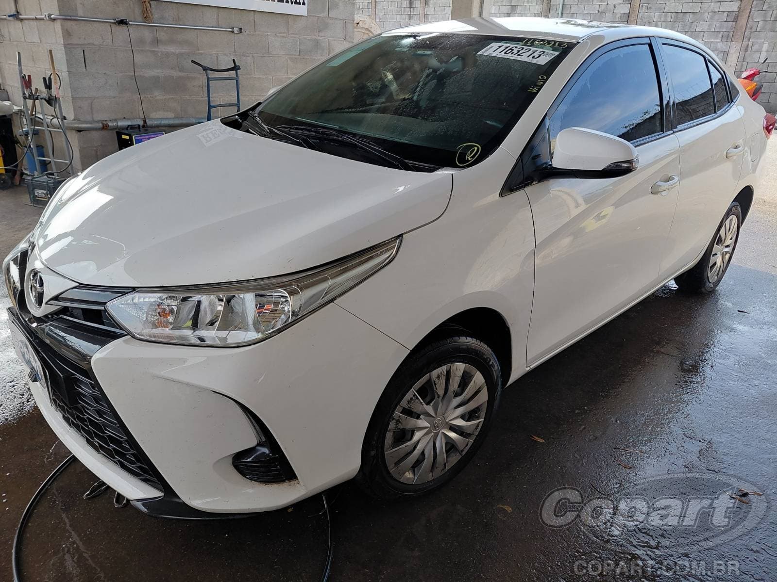 Toyota Yaris Seda 2023 — foto 2