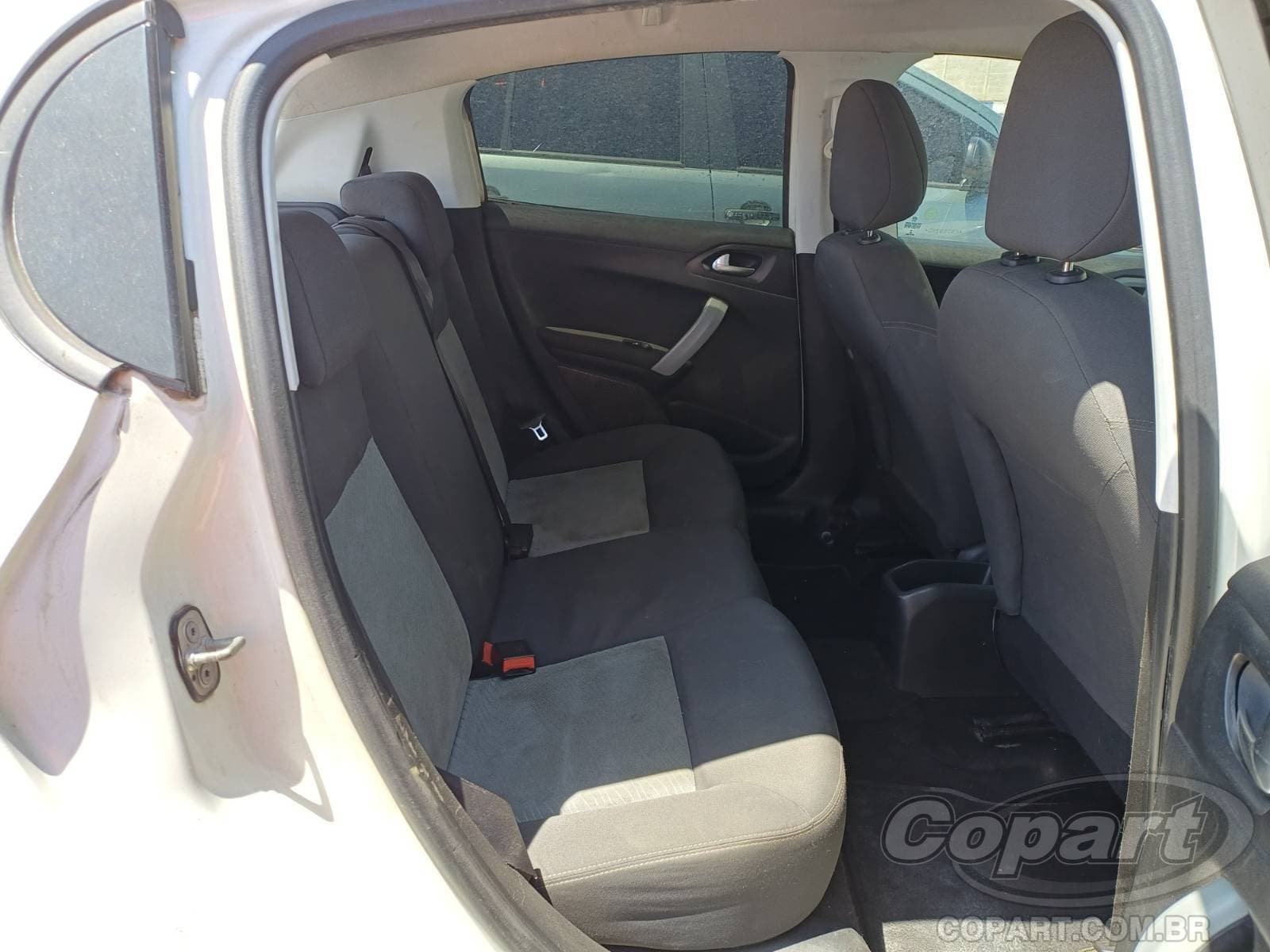 Peugeot 208 2015 — foto 6