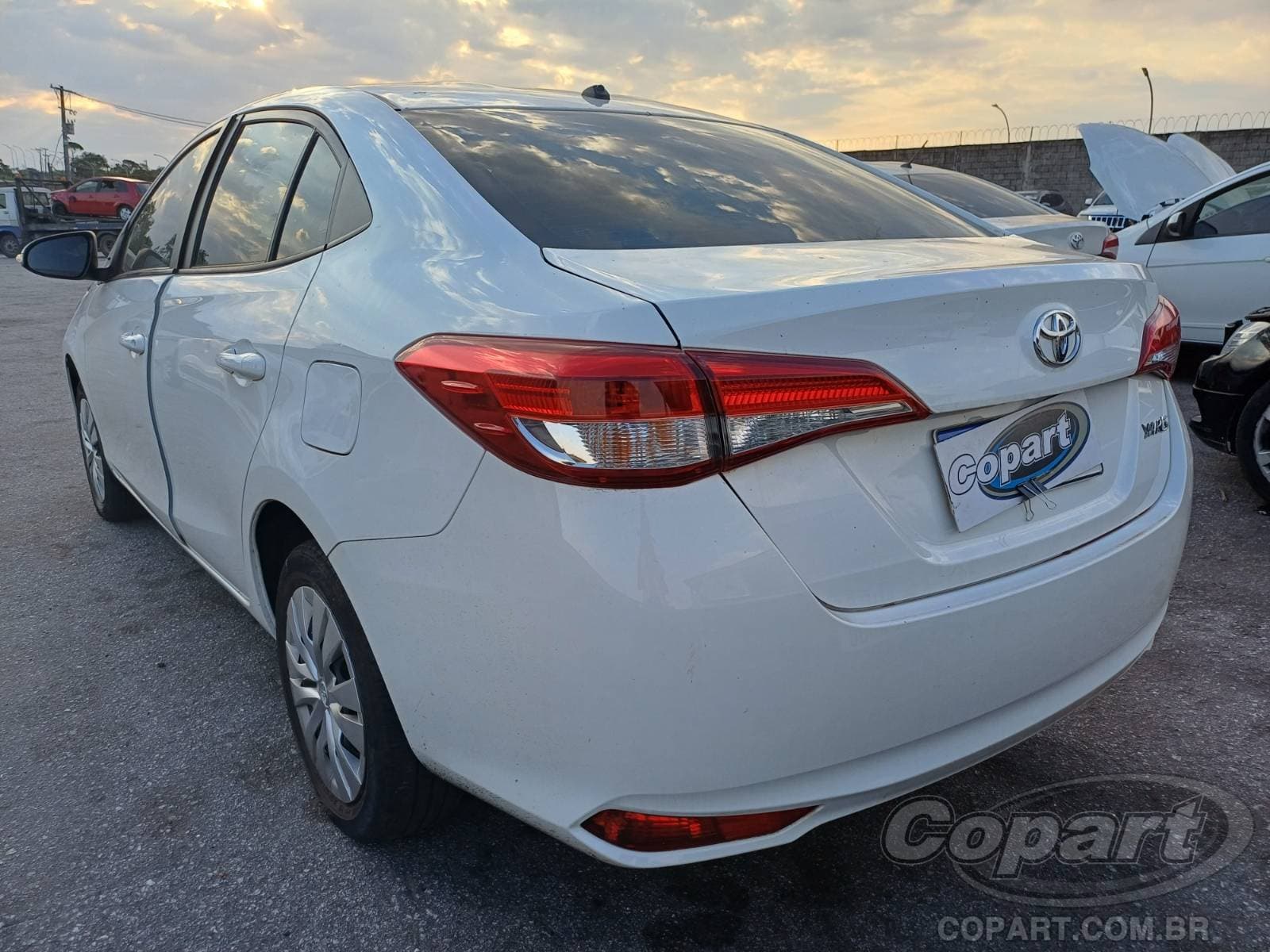 Toyota Yaris Seda 2023 — foto 3