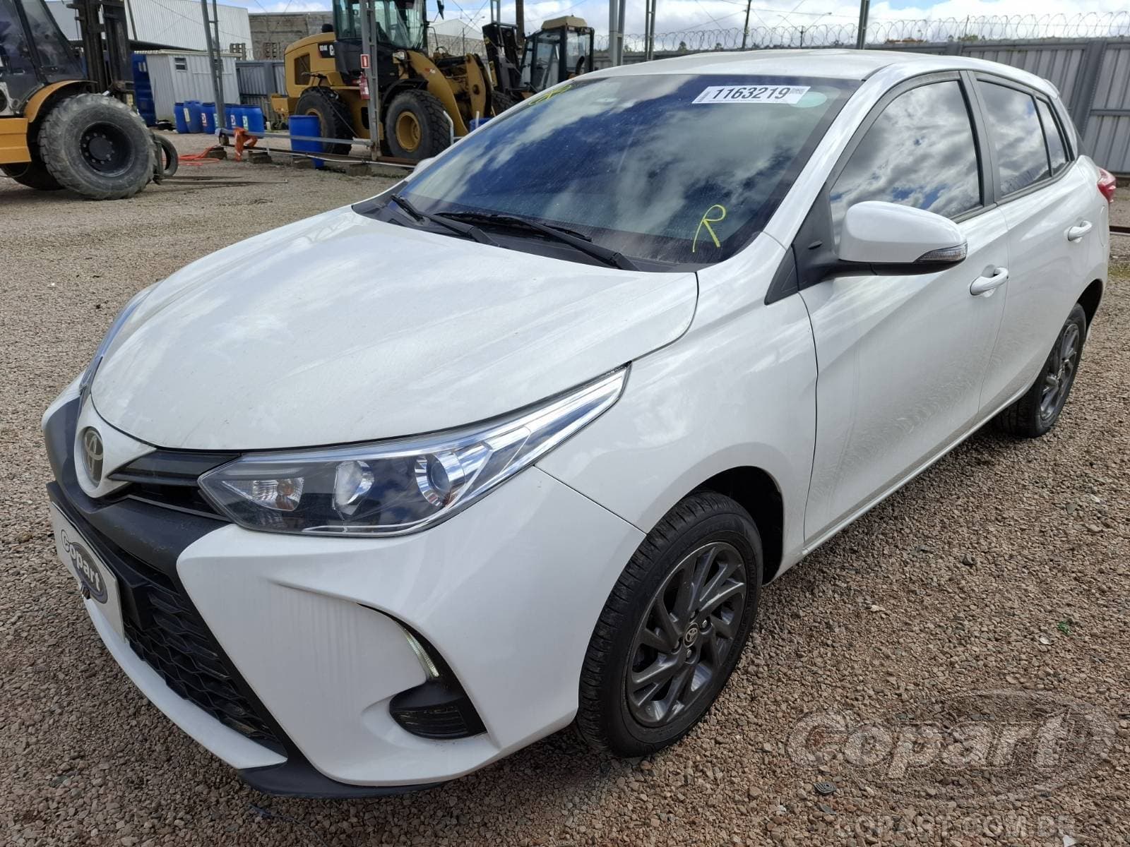 Toyota Yaris 2023 — foto 2