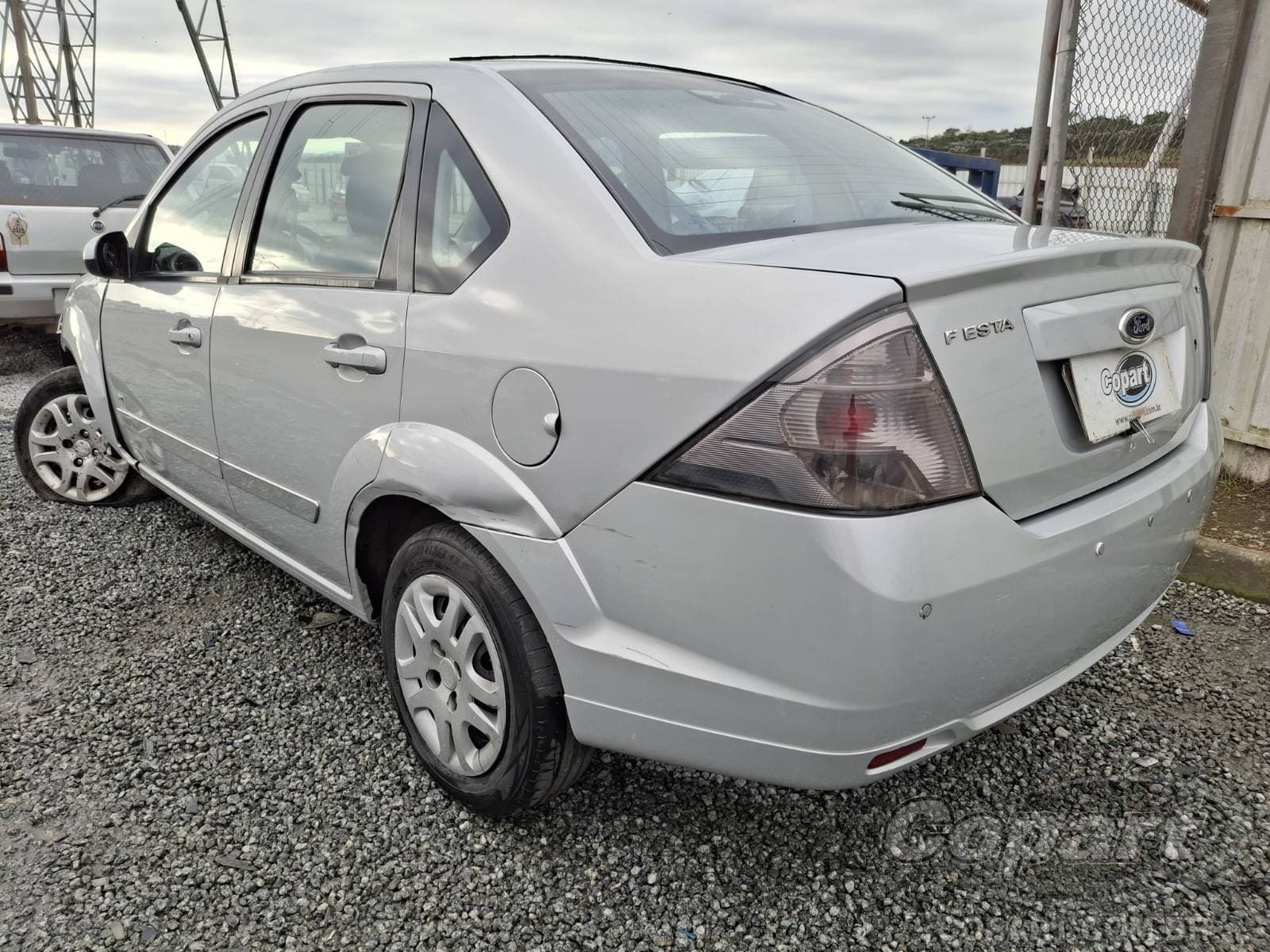 Ford Fiesta Sedan 2014 — foto 3