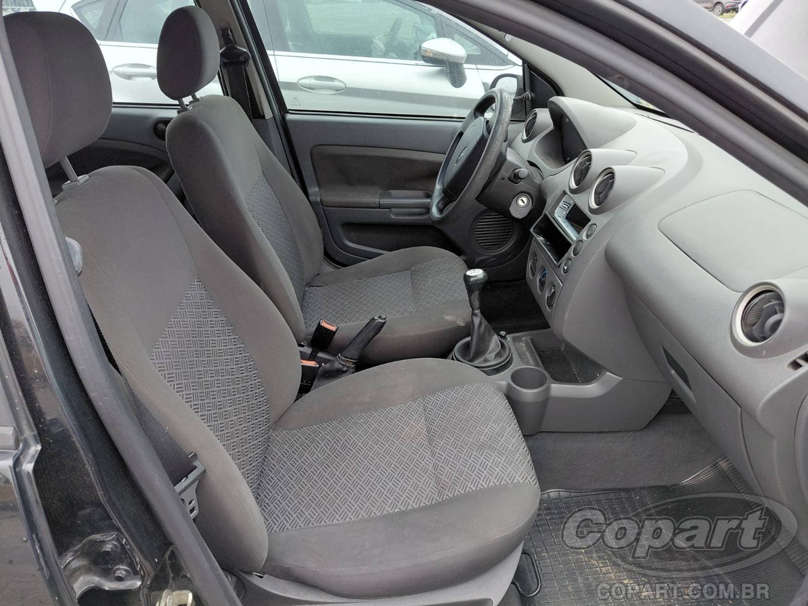 Ford Fiesta Sedan 2005 — foto 5