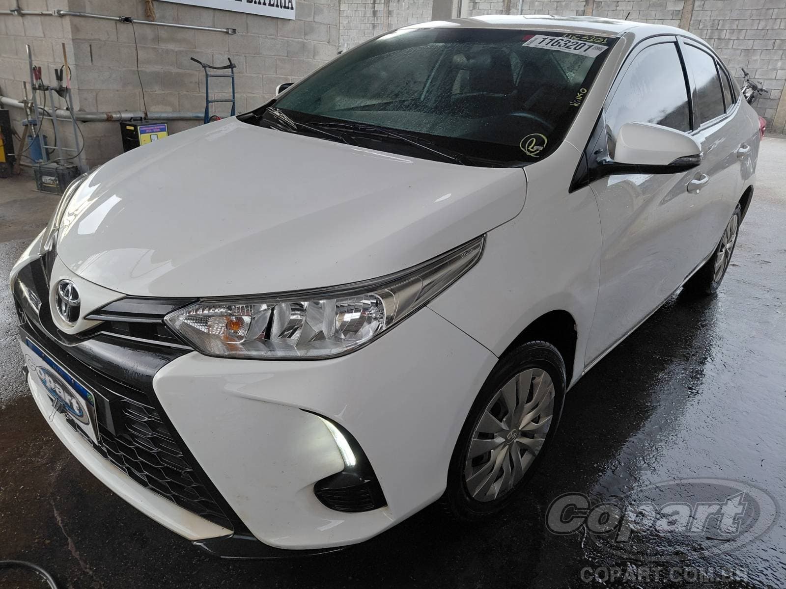 Toyota Yaris Seda 2023 — foto 2