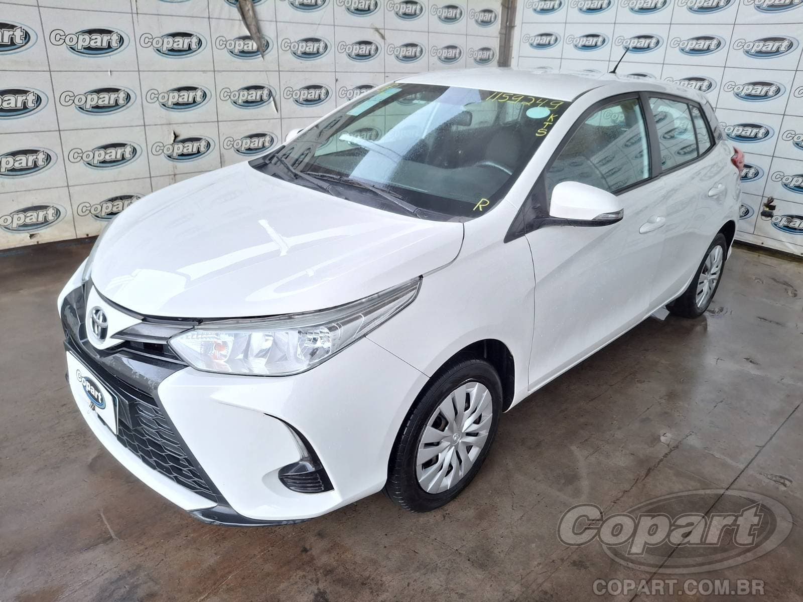 Toyota Yaris 2023 — foto 2