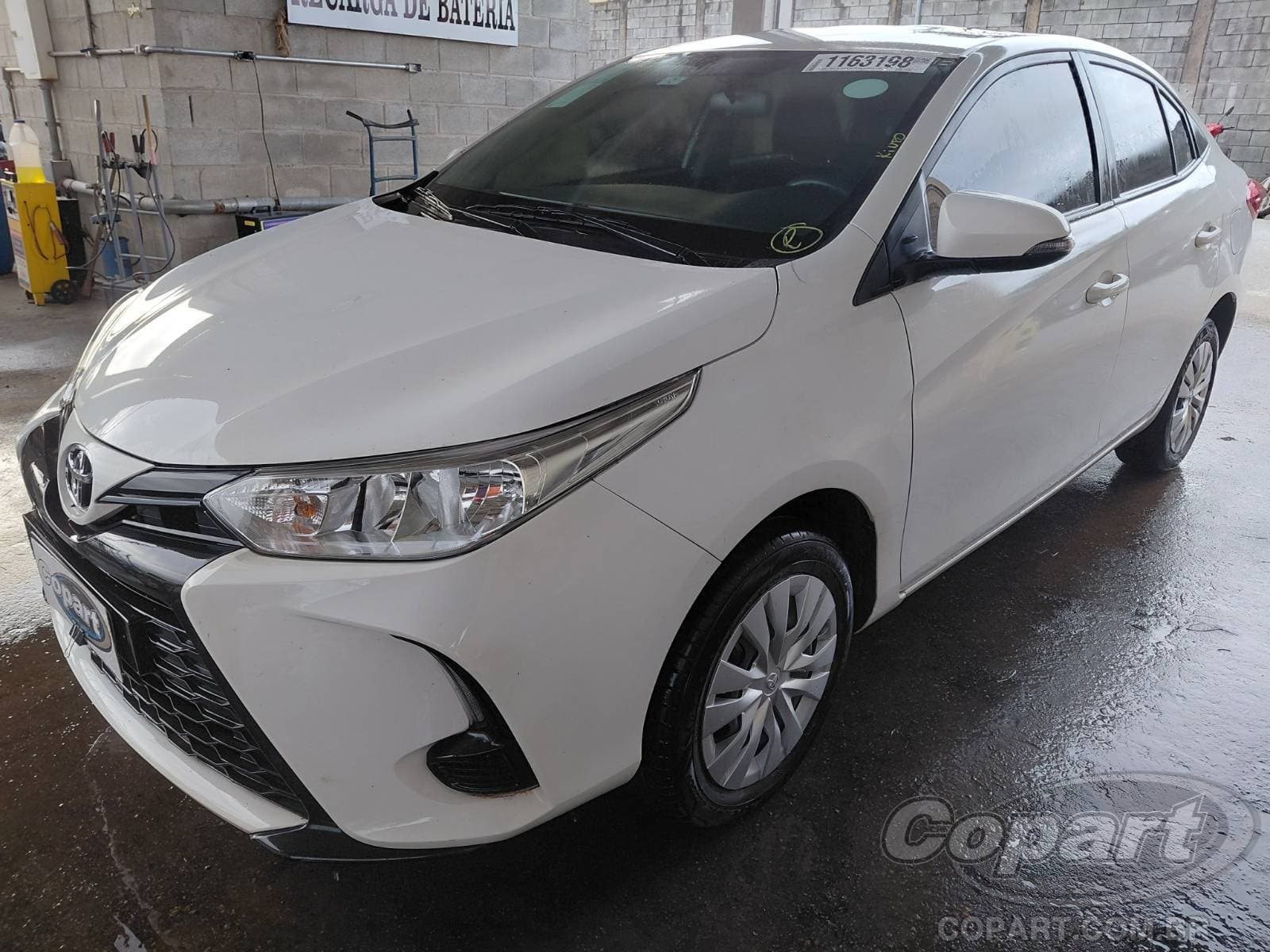 Toyota Yaris Seda 2023 — foto 2