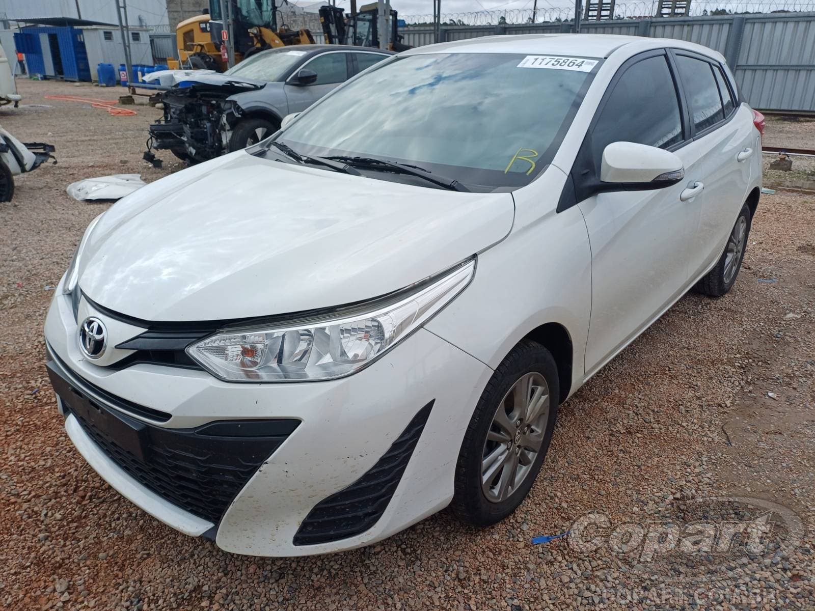 Toyota Yaris 2021 — foto 2