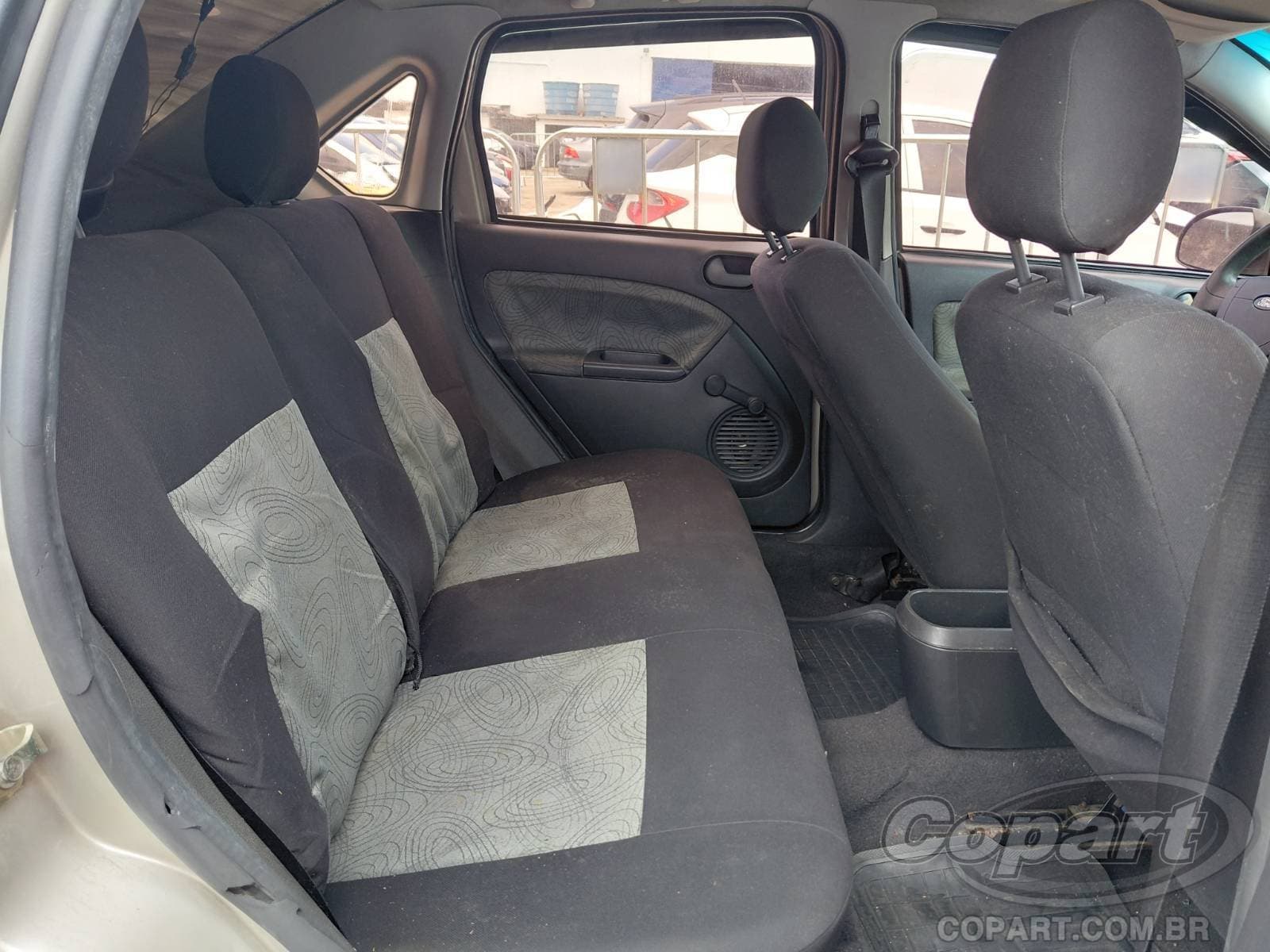 Ford Fiesta Sedan 2009 — foto 6