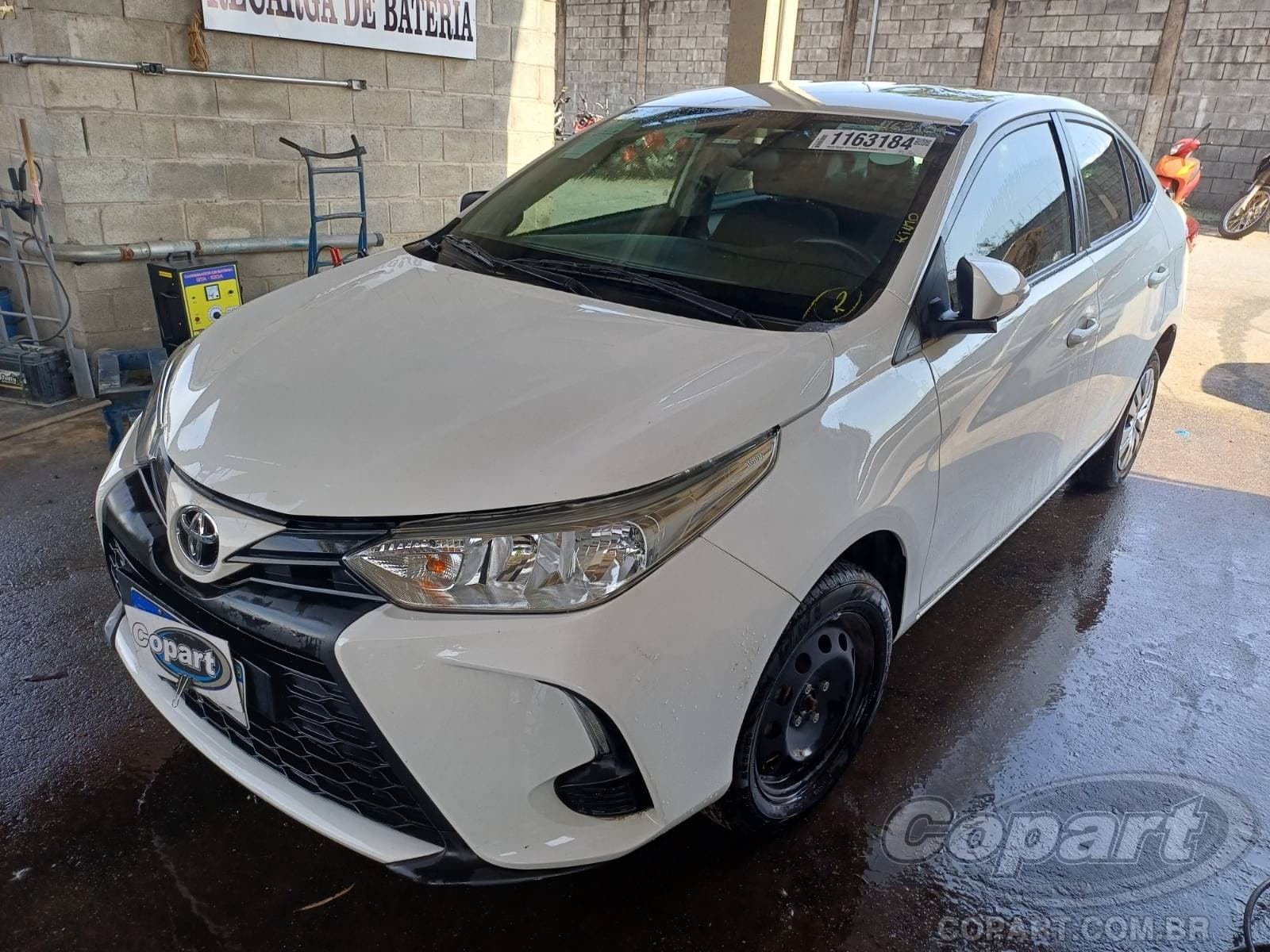 Toyota Yaris Seda 2023 — foto 2