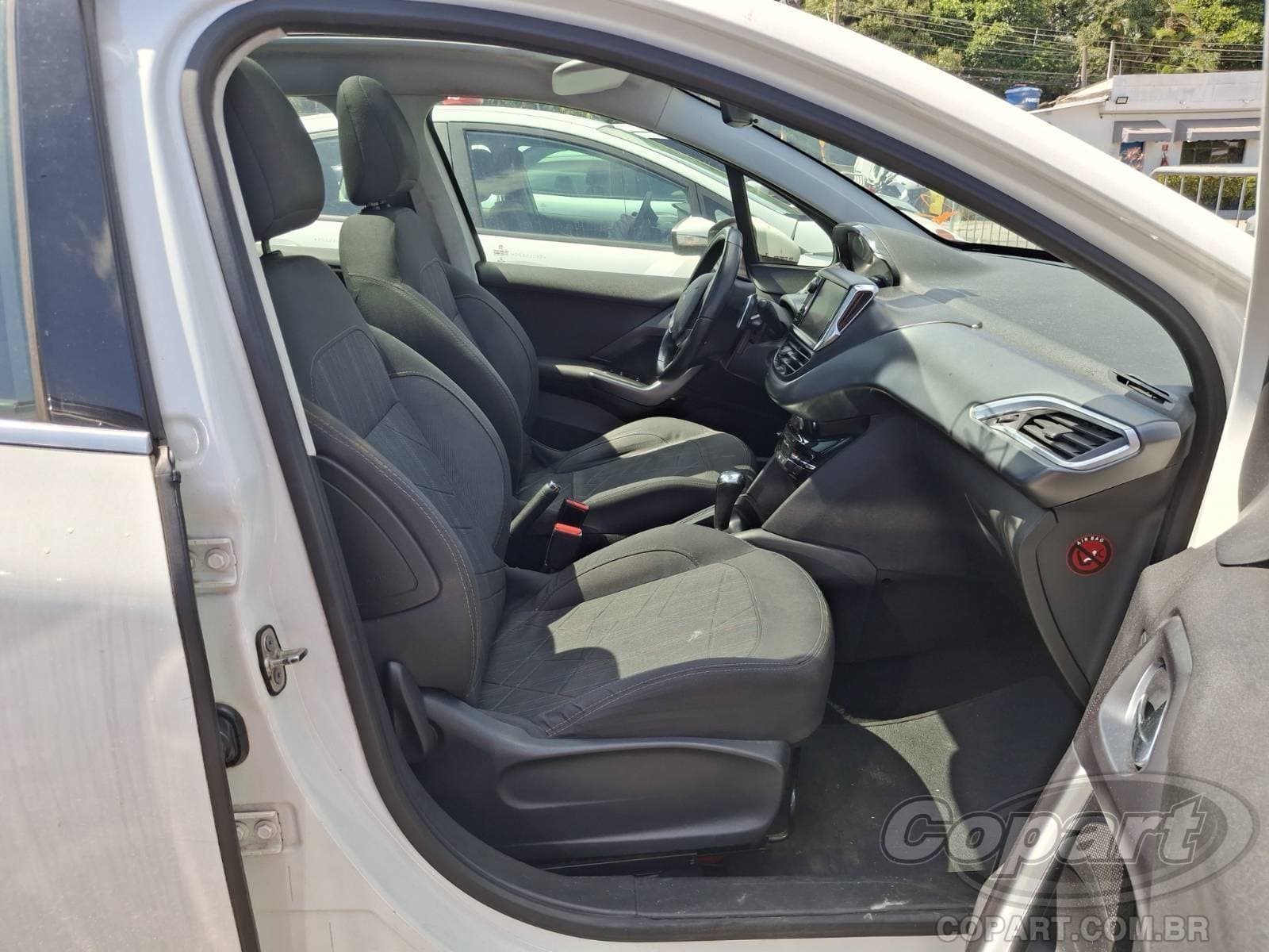 Peugeot 208 2016 — foto 5