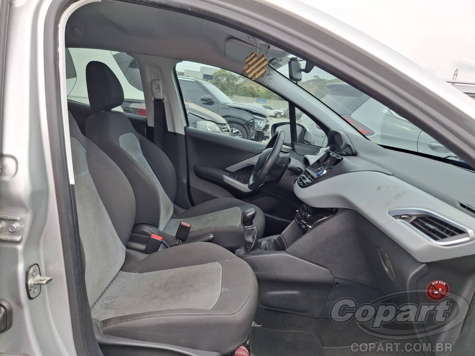 Peugeot 208 2016 — foto 5