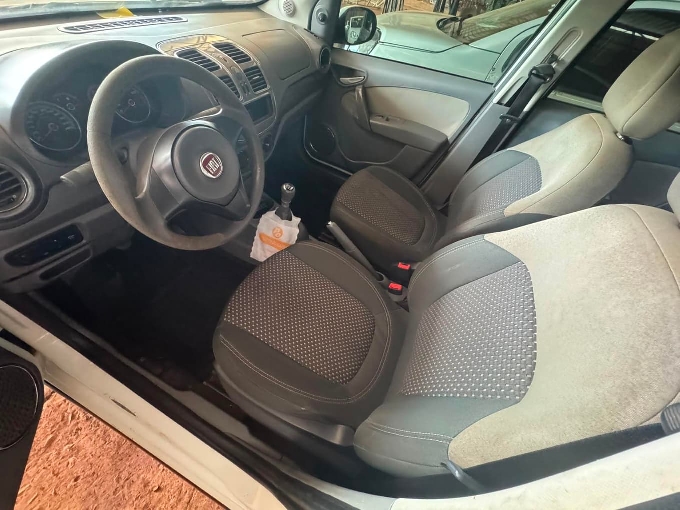 Fiat Siena Essence 1.6 - 2014 — foto 2