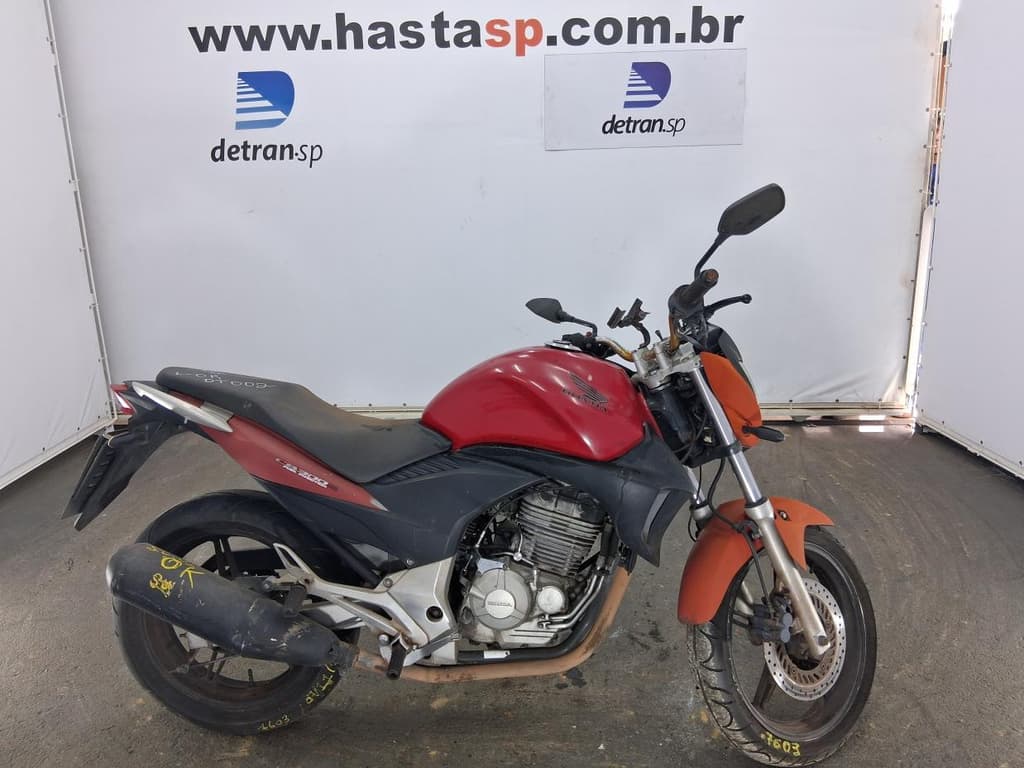 Honda CB 300r 2011, vermelha