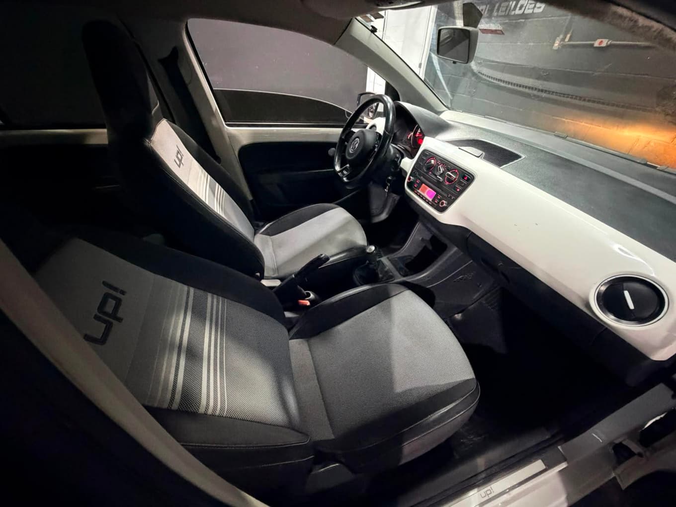 Volkswagen Up! Black White/red 1.0 2015 — foto 11