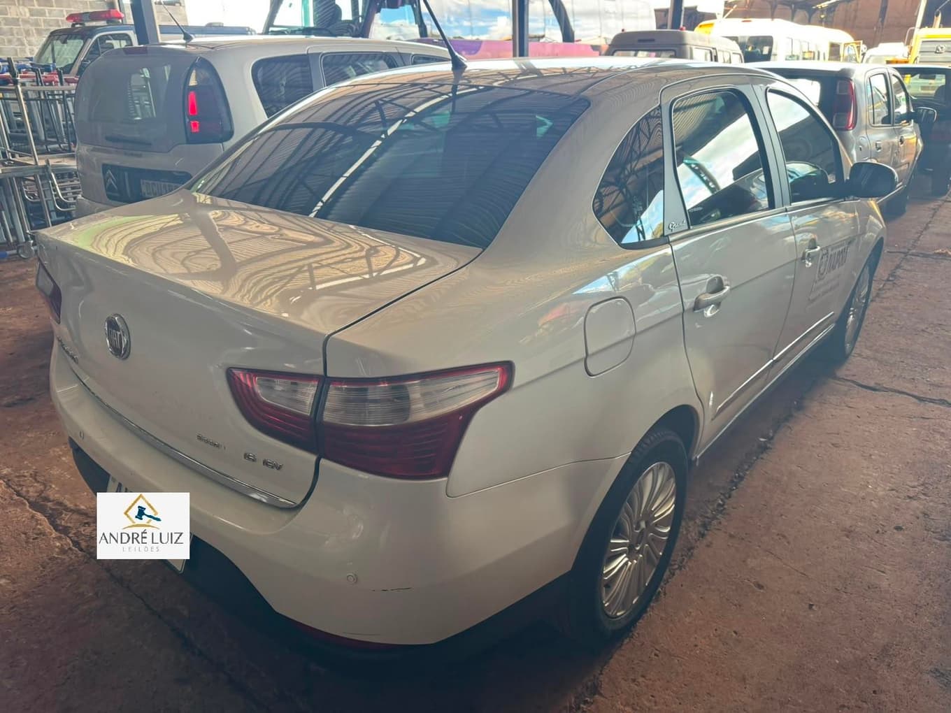 Fiat Siena Essence 1.6 - 2014 — foto 7