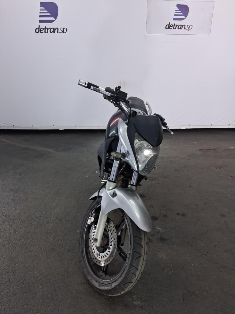 Honda CB 300r 2011 — foto 3