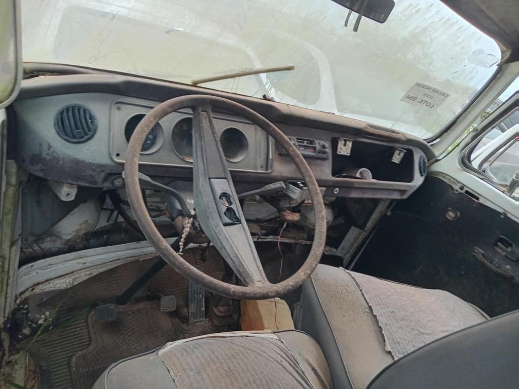 Volkswagen Kombi Furgão 1995, amarela