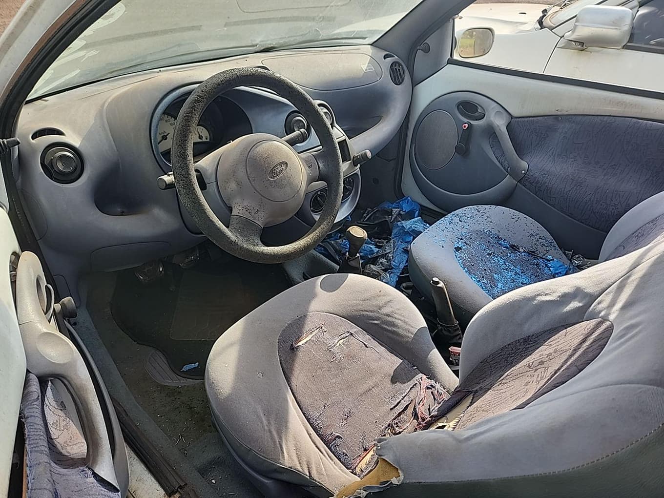 Ford KA 1999 — foto 40