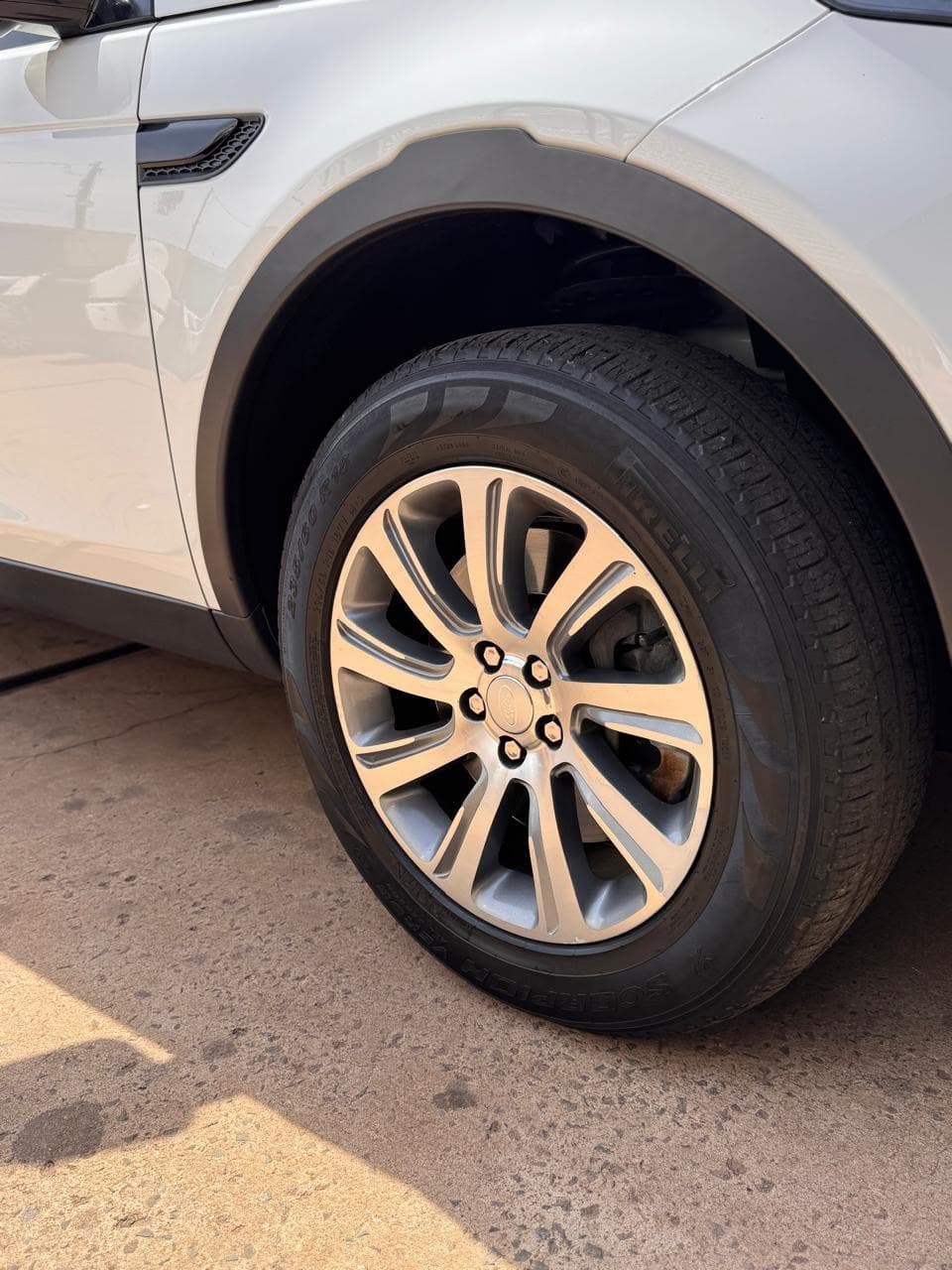 Land Rover Discovery 2019, branca