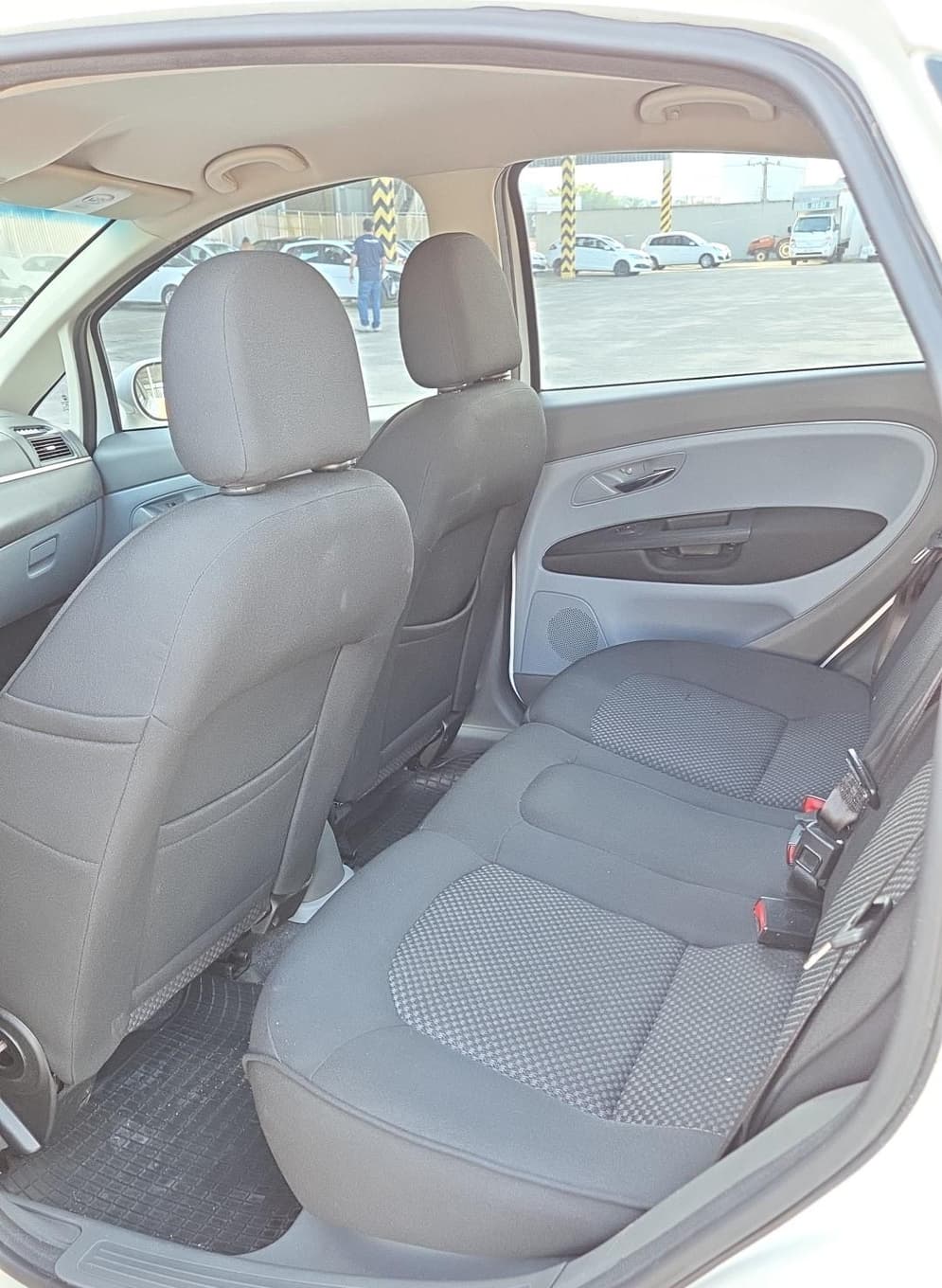 Fiat Linea Essence 1.8 de 2014 — foto 5