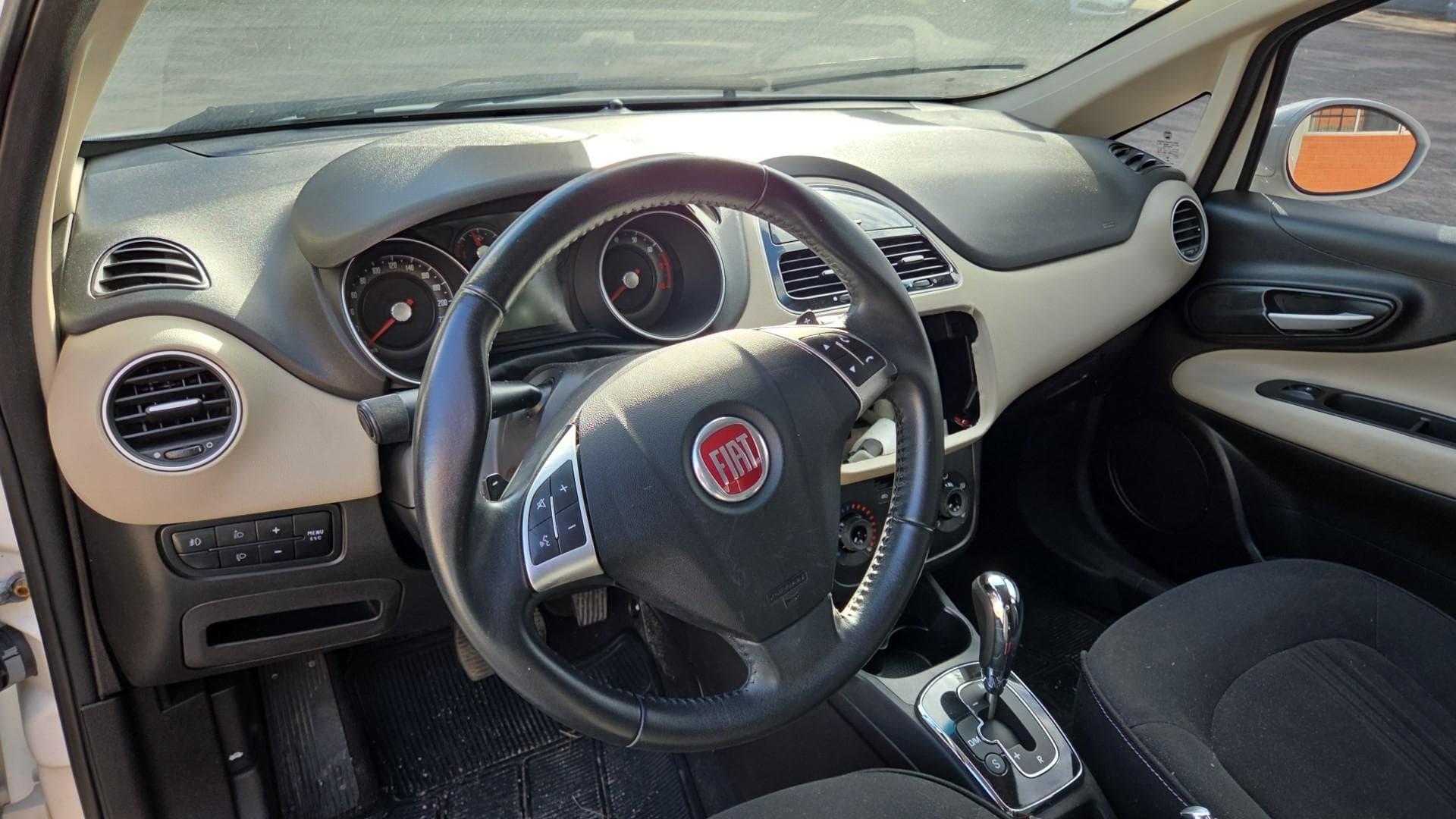 Fiat Linea Essence 1.8 de 2016 — foto 7