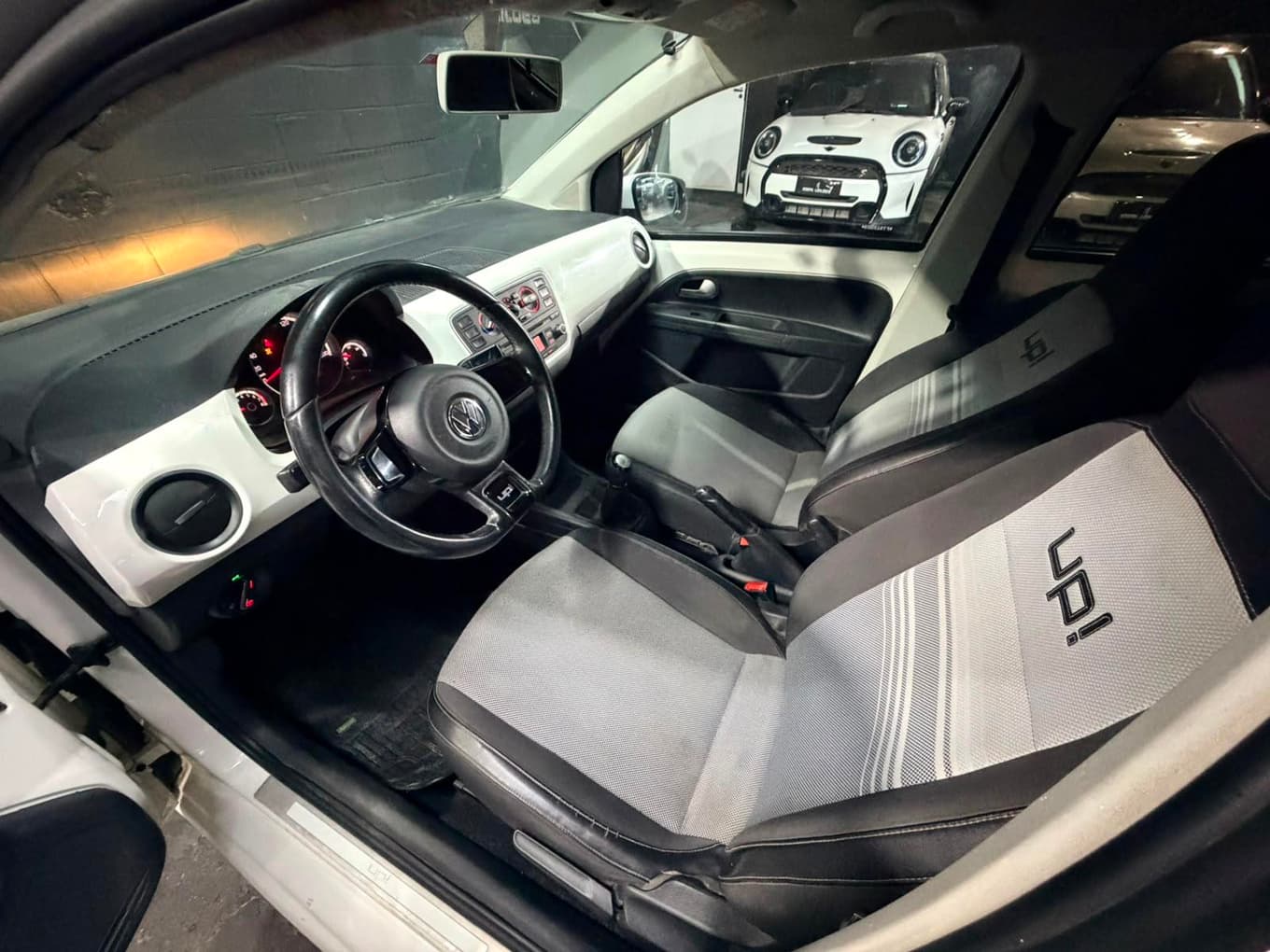 Volkswagen Up! Black White/red 1.0 2015 — foto 10
