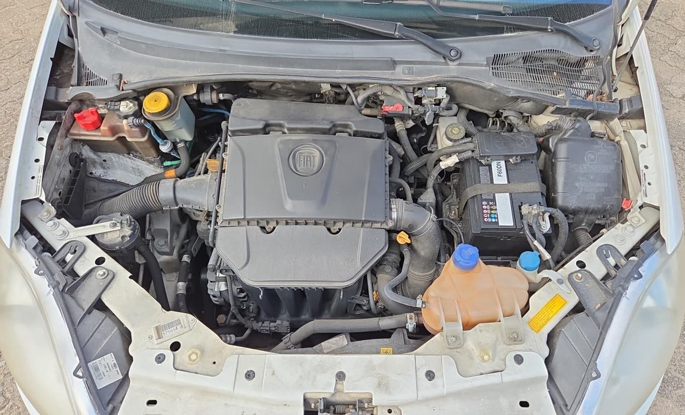 Fiat Linea Essence 1.8 de 2016 — foto 8