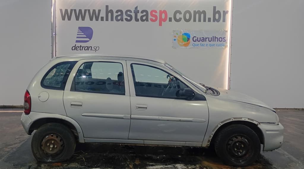 Chevrolet Corsa Milenium 2001, prata