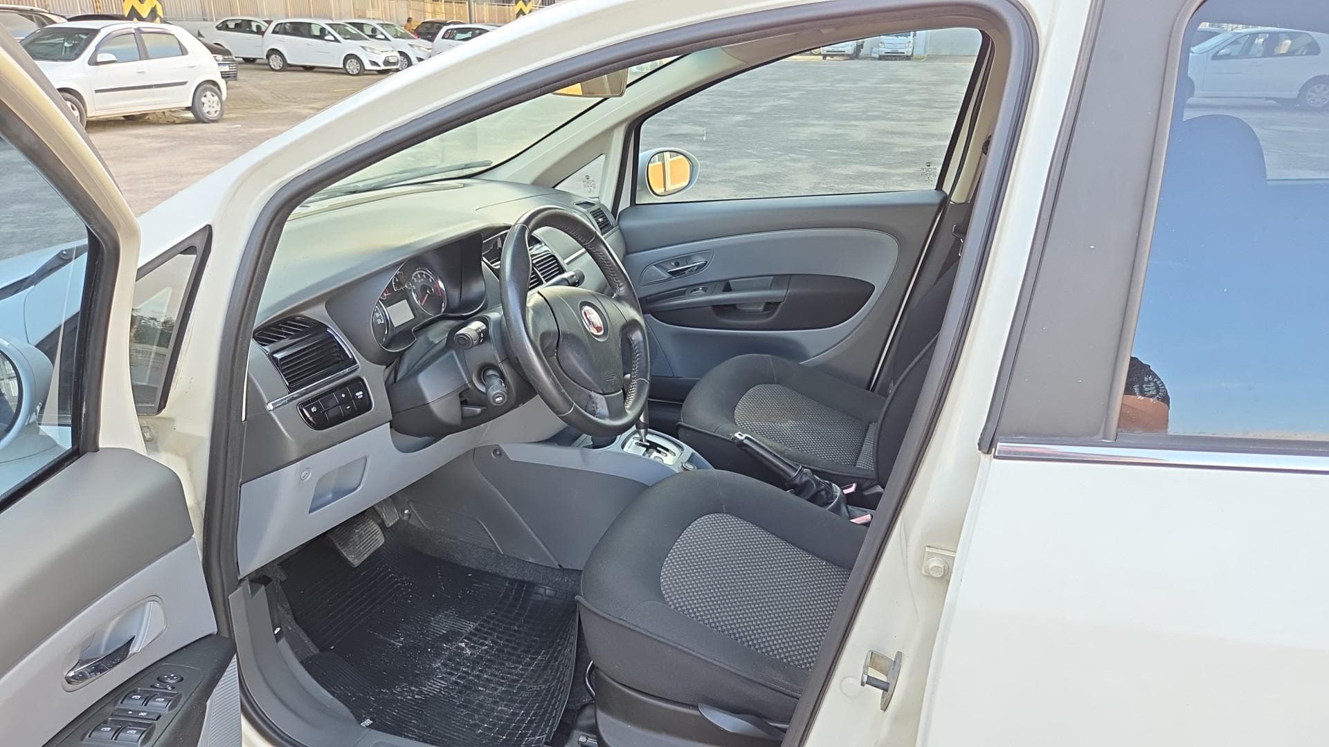 Fiat Linea Essence 1.8 de 2014 — foto 7
