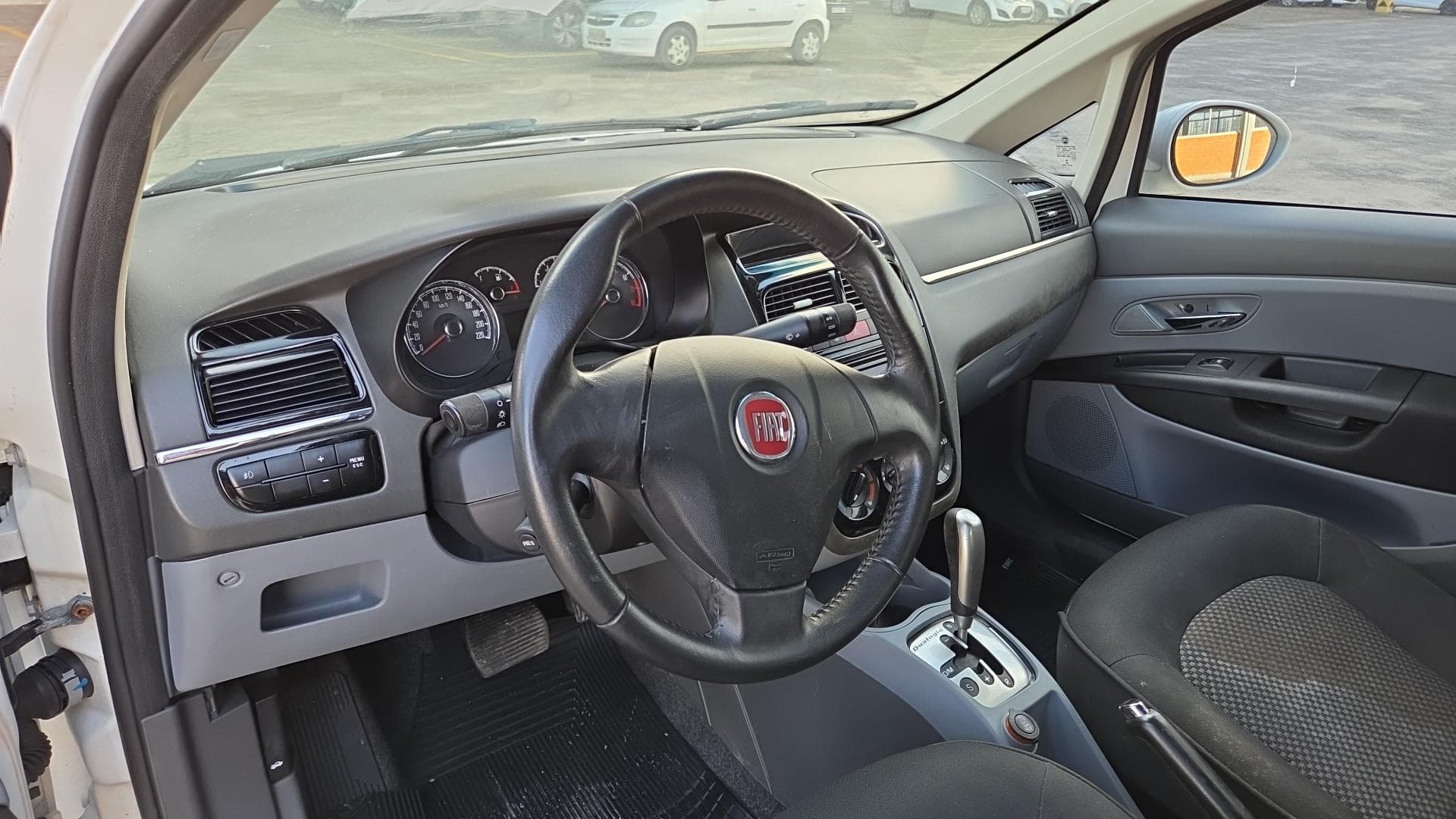 Fiat Linea Essence 1.8 de 2014 — foto 6