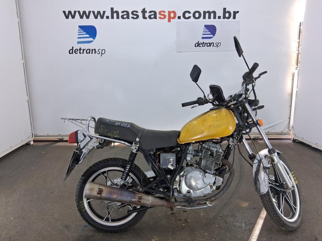 Suzuki Intruder 125 2013, amarela