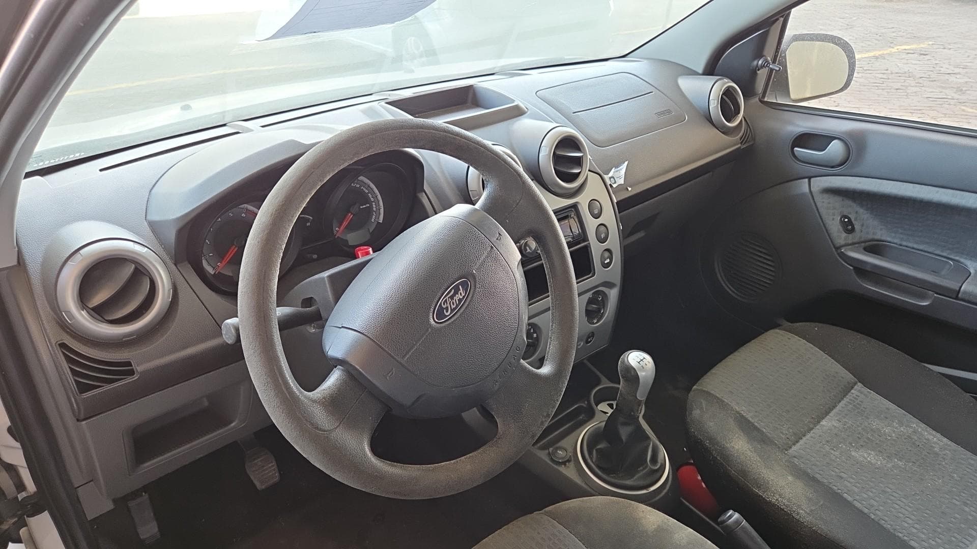 Ford Fiesta Sedan 1.6 Flex de 2014 — foto 7