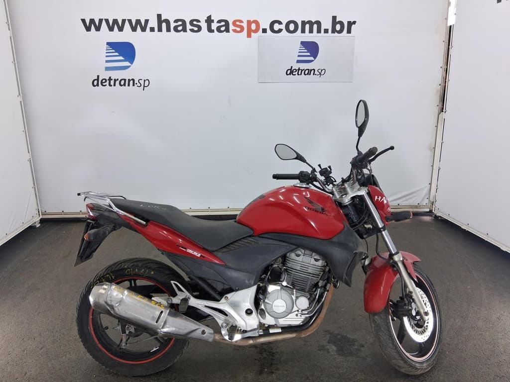 Honda CB 300r 2010, vermelha