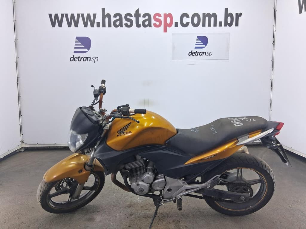 Honda CB 300r 2011 — foto 2