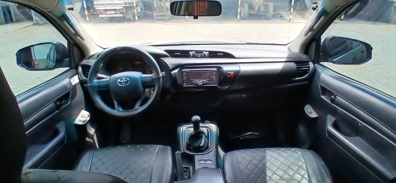 Toyota Hilux 2017 — foto 2
