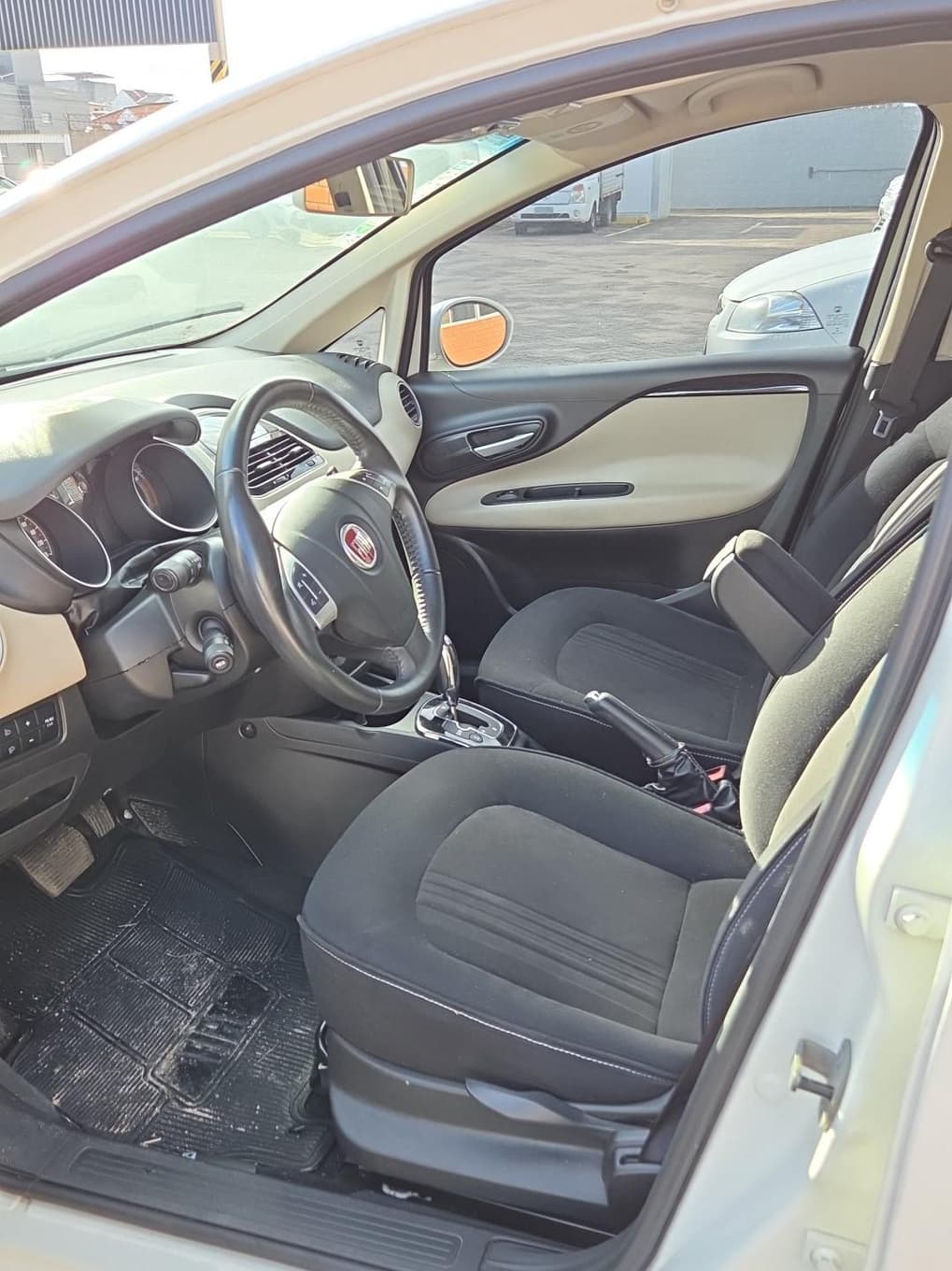 Fiat Linea Essence 1.8 de 2016 — foto 6