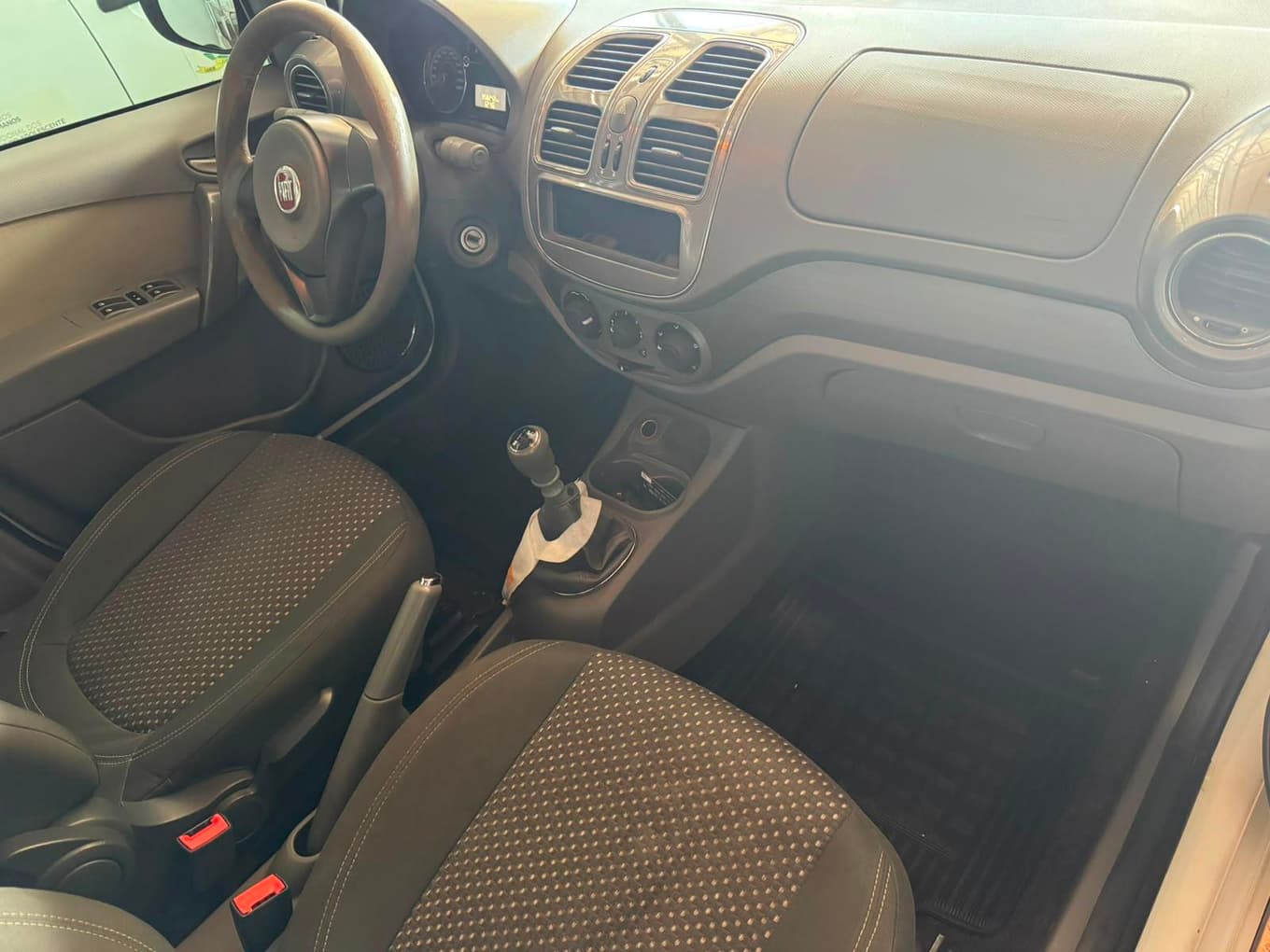 Fiat Siena Essence 1.6 - 2014 — foto 12