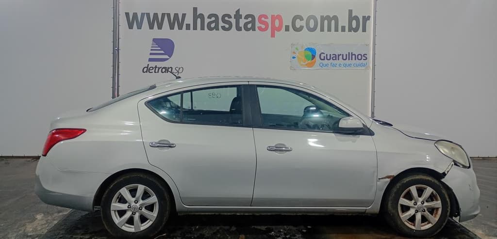 Nissan Versa 16sl Flex NISSAN VERSA 16SL FLEX 2013, prata