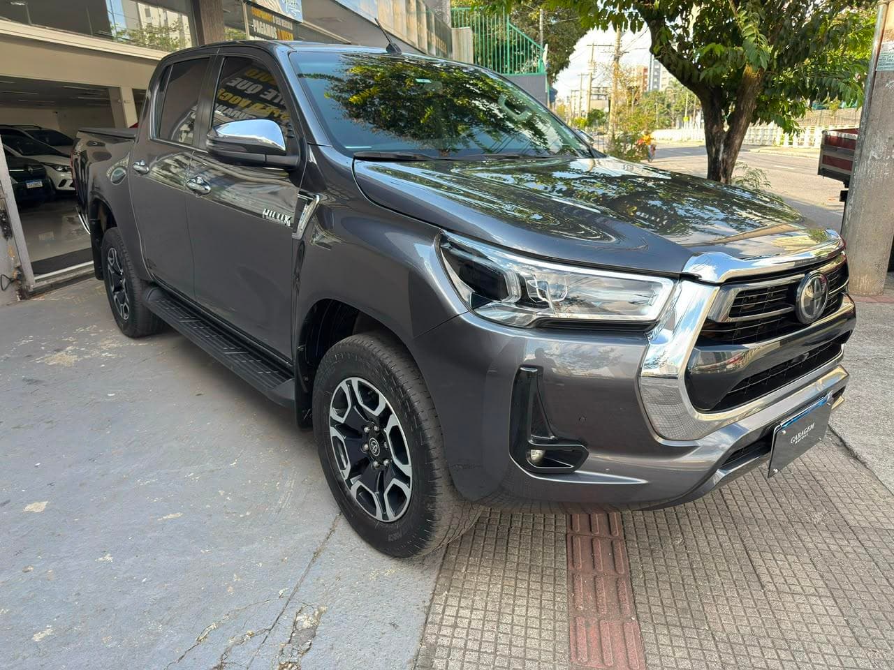 Toyota Hilux 2023 — foto 2