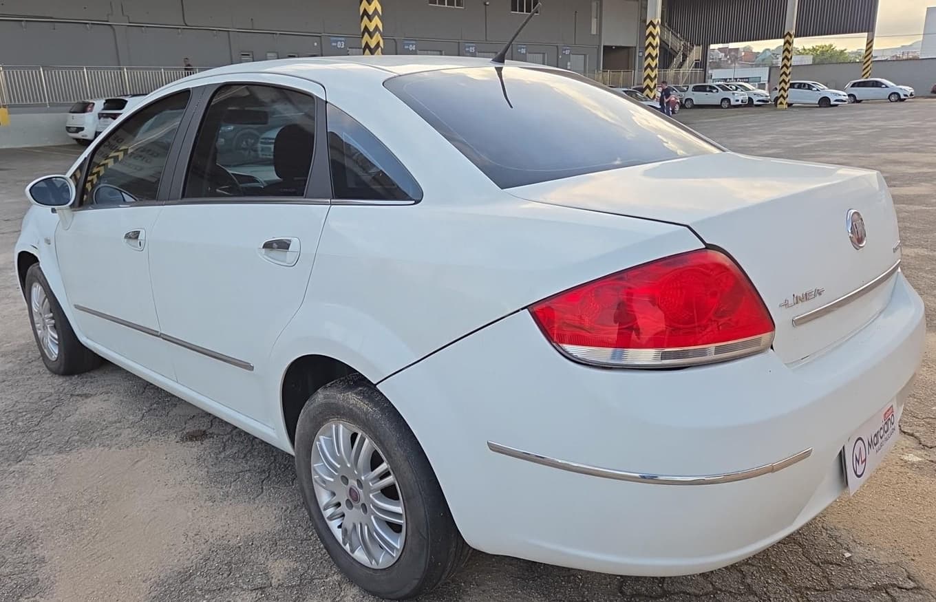 Fiat Linea Essence 1.8 de 2014 — foto 4