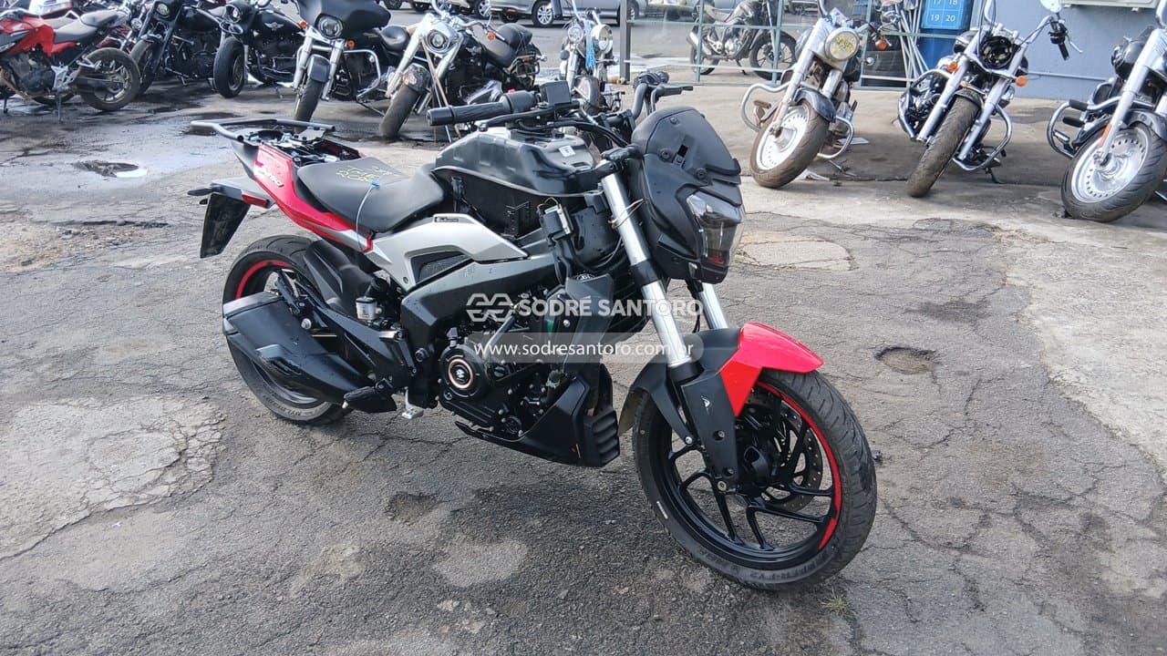 Bajaj Dominar D250 2025, vermelha