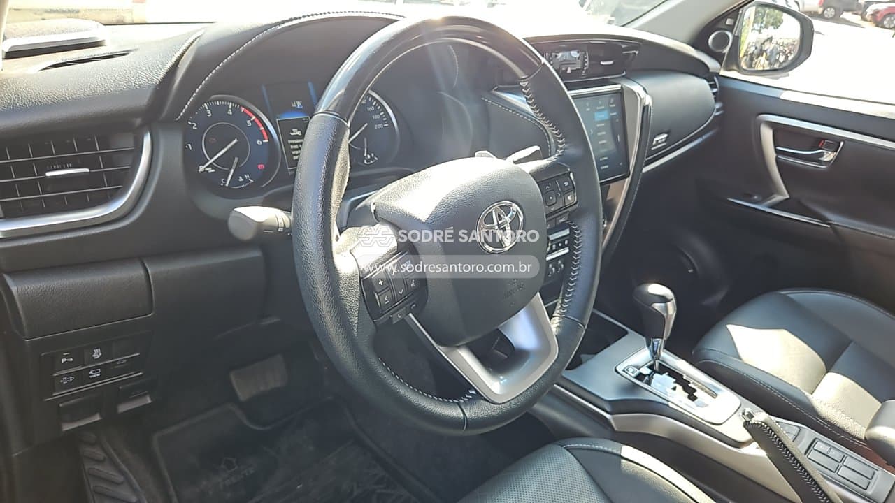 Toyota Hilux 2024 — foto 11