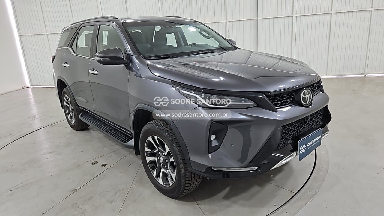 Toyota Hilux 2024, cinza