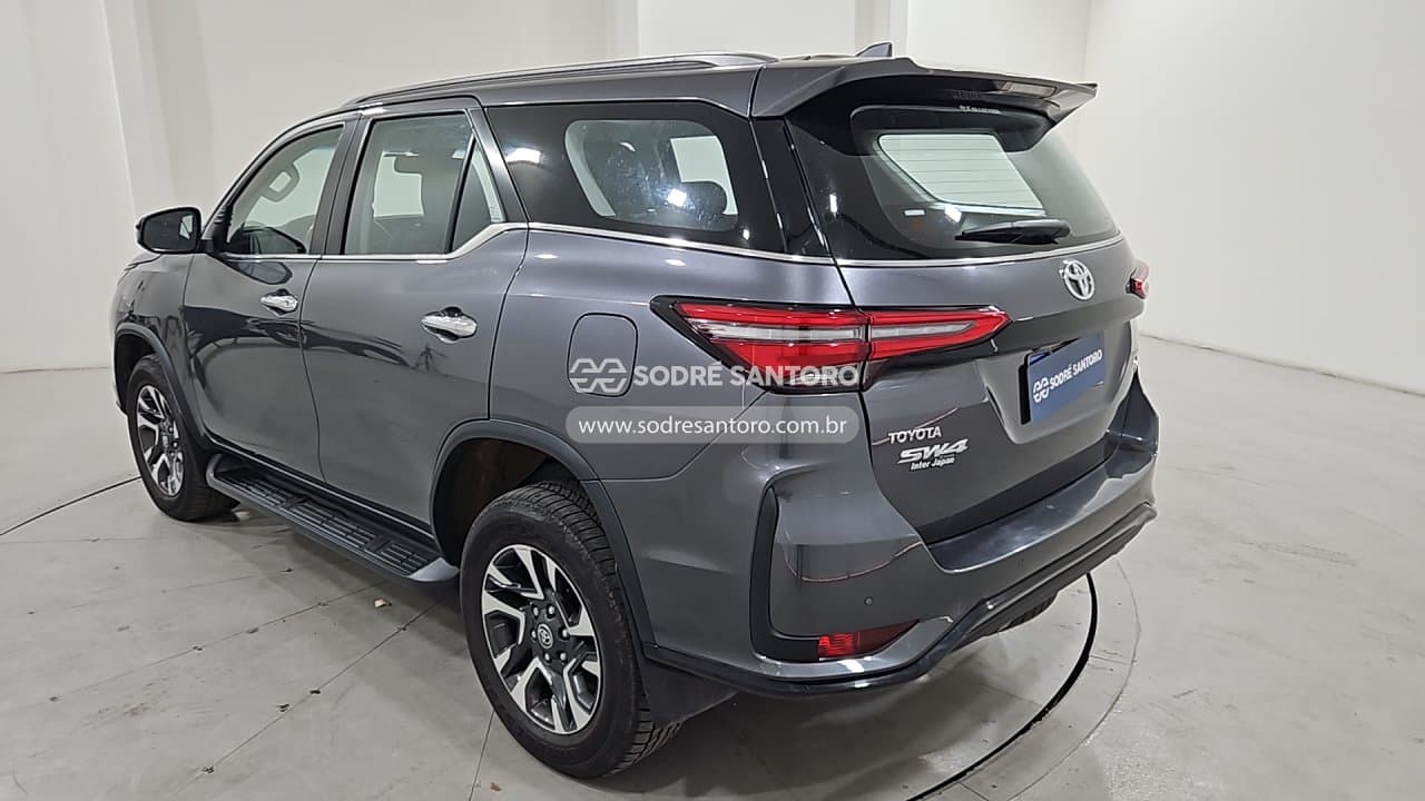Toyota Hilux 2024 — foto 2