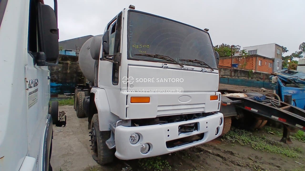 Ford Cargo 2425 2000, branca