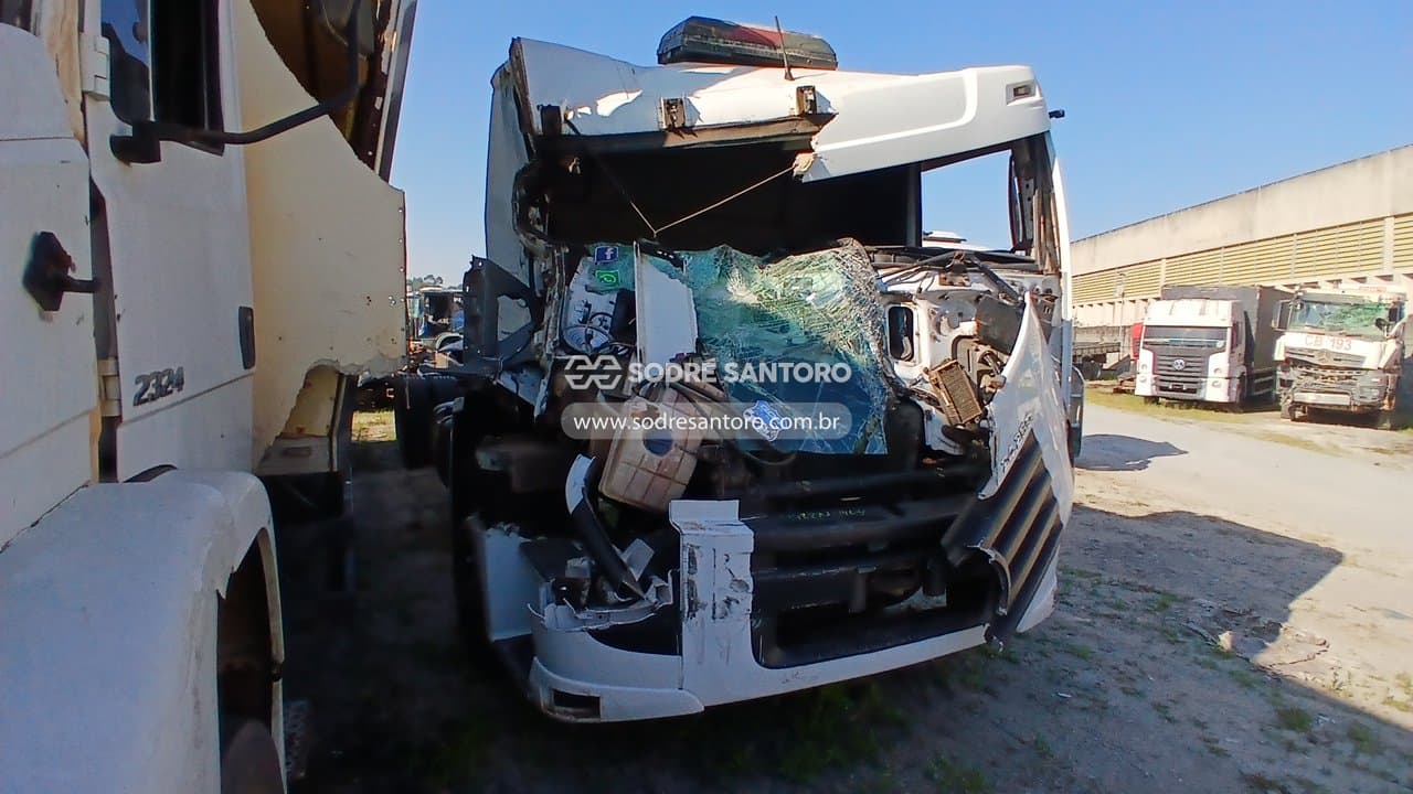 Volkswagen 24.250 Cnc 6x2 2011, branca