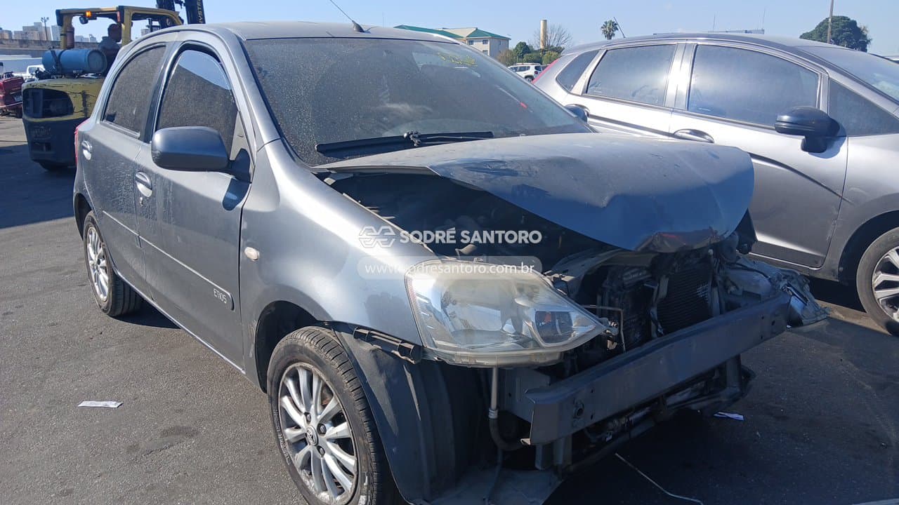 Toyota Etios Hb Xls 2013, cinza