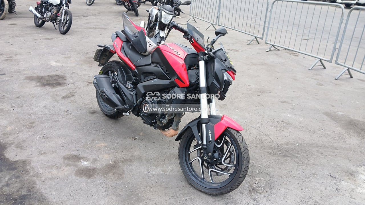 Bajaj Dominar D400 2025, vermelha